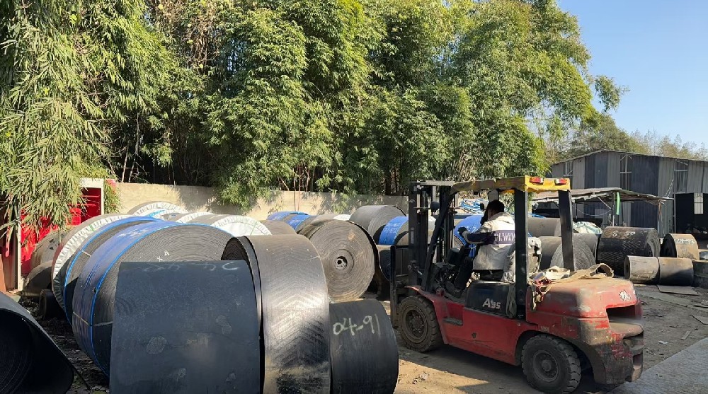 输送机传送带皮带朝左侧移动