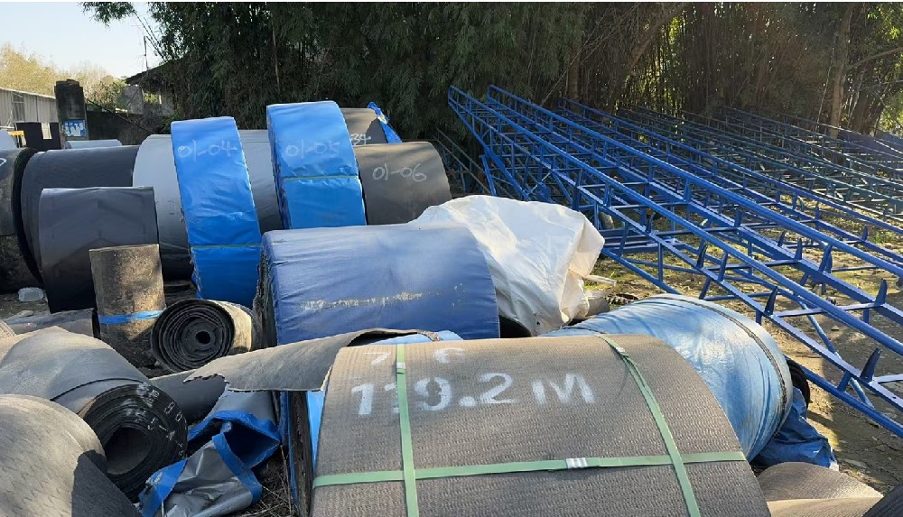 传送带中线之间的垂直度误差较大