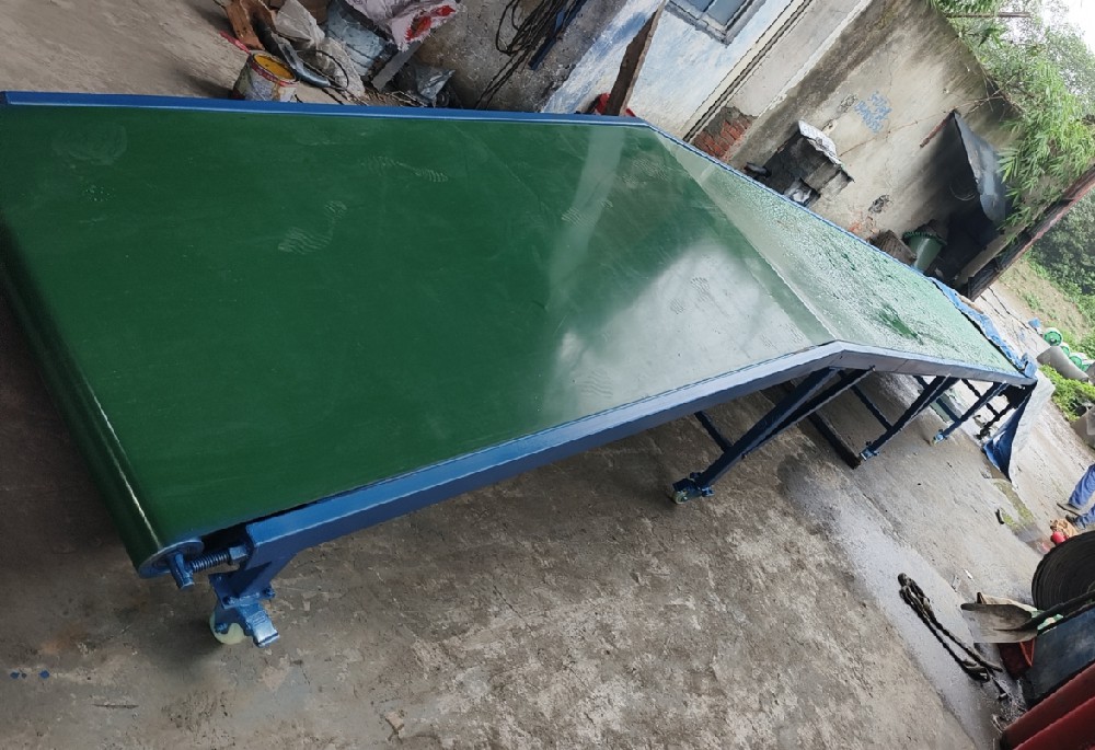 橡胶输送带配套托辊两端的两个单独的轴承腔体连通