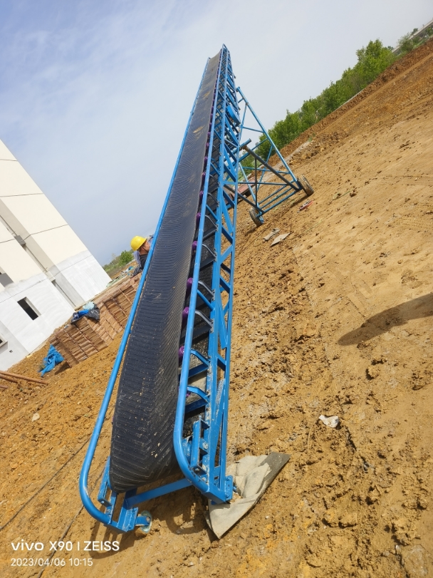 皮带输送机结构形式有：槽型皮带机、平型皮带机、爬坡皮带机、转弯皮带机