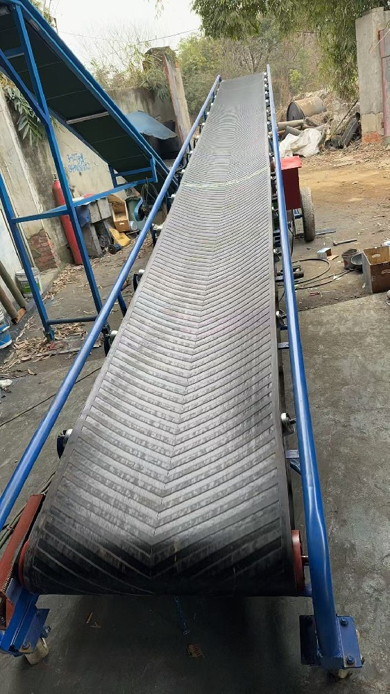 皮带输送机设备特点：皮带输送机输送平稳，物料与输送带没有相对运动，能够避免对输送物的损坏